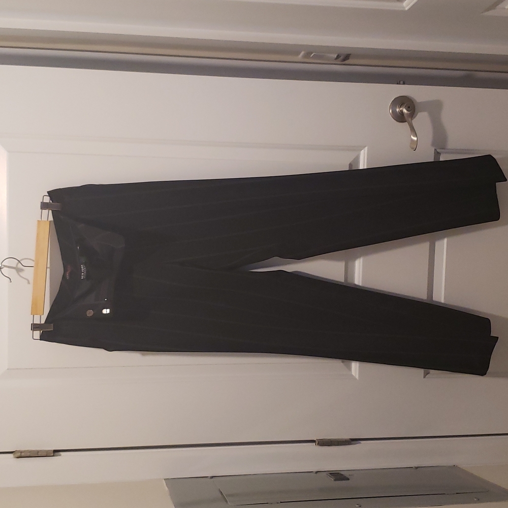 New York Comp straight legs pants, perfect condition, size 6, color black and wh